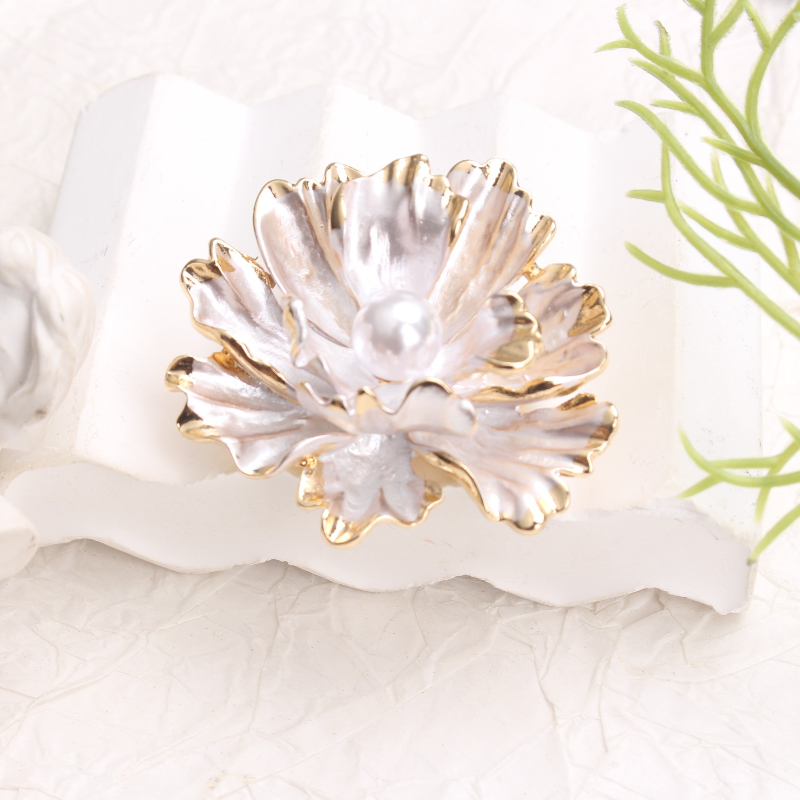 Vintage Fashion Ideas - Vintage Style Sparkling Rhinestone Brooch &